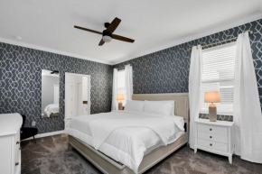 Luxurious 9 bed/5 bath home with Free pool heat